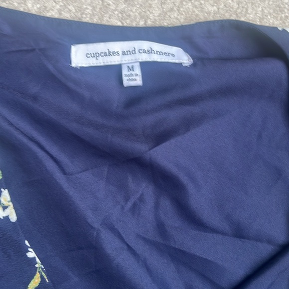 CUPCAKES & CASHMERE NAVY FLORAL PRINT ROMPER - Picture 5 of 6